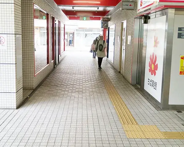 通路をまっすぐ進みます